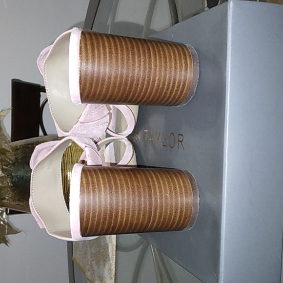 Ann Taylor Bow Sandals - Picture 6 of 9